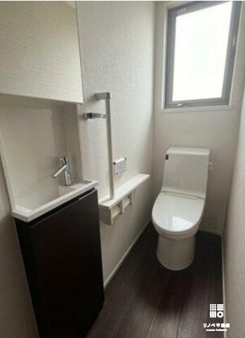 トイレに手洗いカウンターを設けているのでゲストにトイレ内で手洗いを完結してもらえる為、生活感が出やすい脱衣所や主洗面台を見られずに済みます