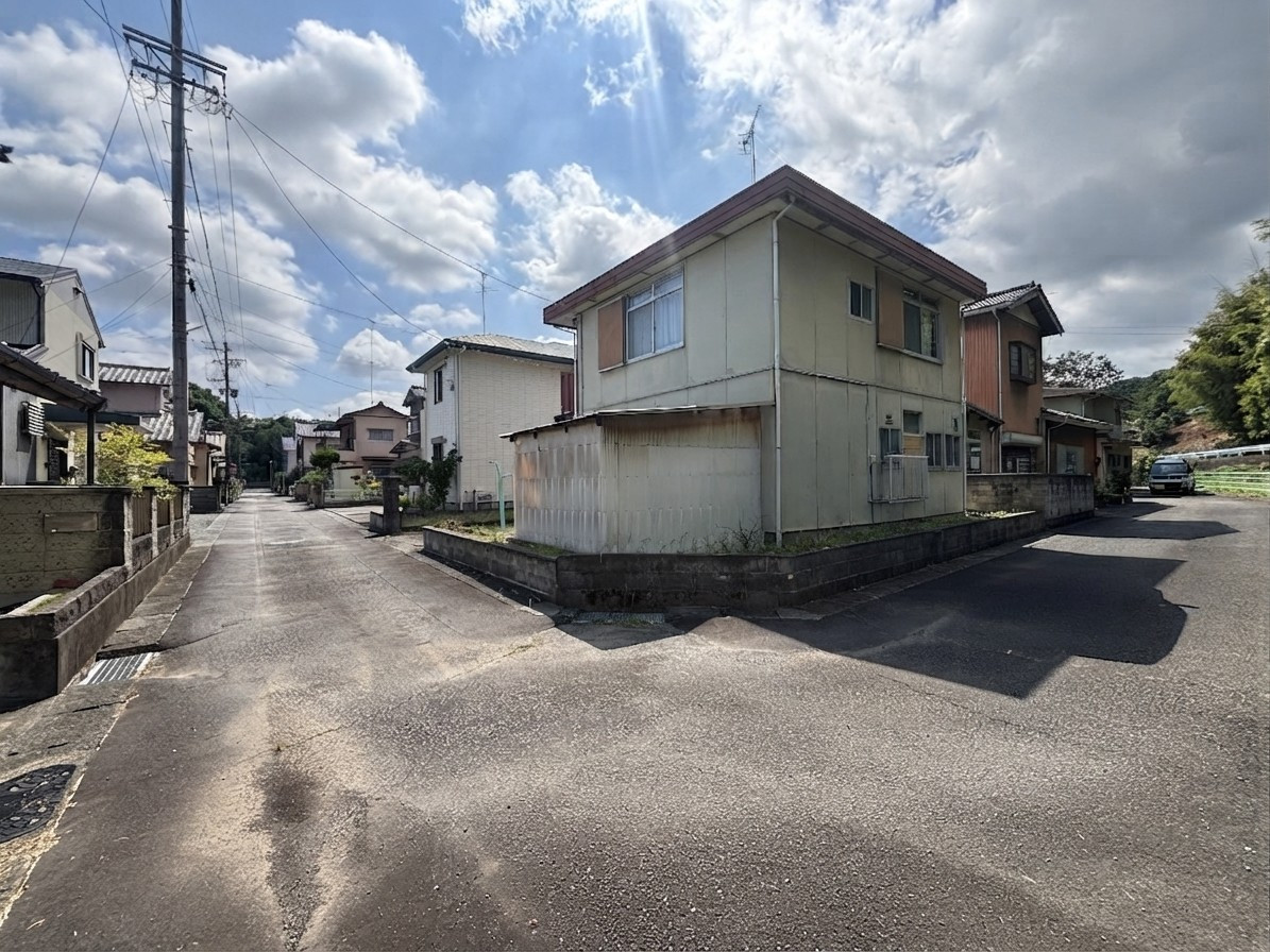 前面道路も広く開放的です。