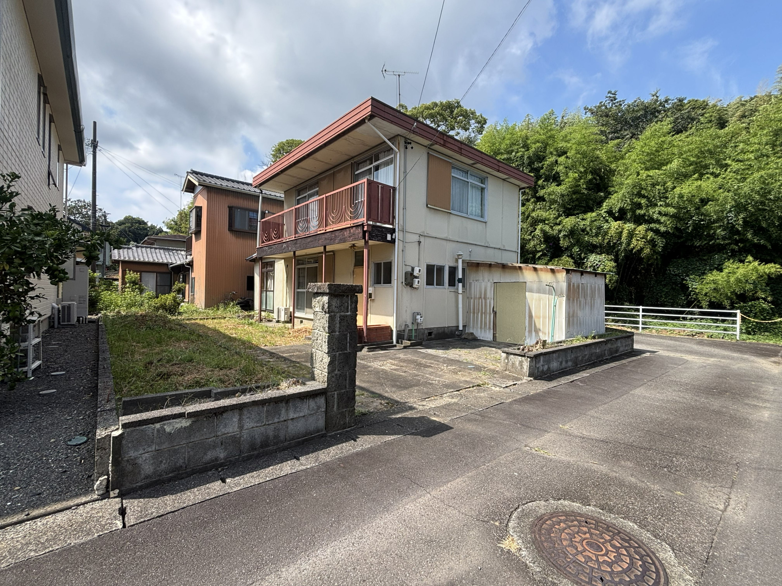 解体後更地渡しとなります。マイホームを建てても、バーベキューやガーデニング、お子さまの遊び場、複数台の駐車スペースなどを確保できる敷地です。