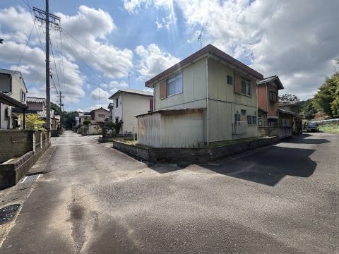 前面道路も広く開放的です。