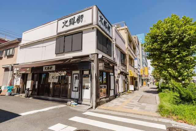 【周辺環境】駅から現地までの道のり（国道15号沿い）飲食店が多く並んでいます。