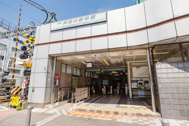 【周辺環境】神奈川新町駅まで徒歩5分。特急やエアポート急行も停車し、都心から神奈川の海辺の観光スポッ