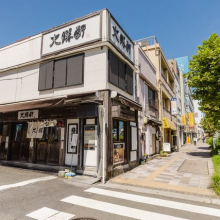 【周辺環境】駅から現地までの道のり（国道15号沿い）飲食店が多く並んでいます。