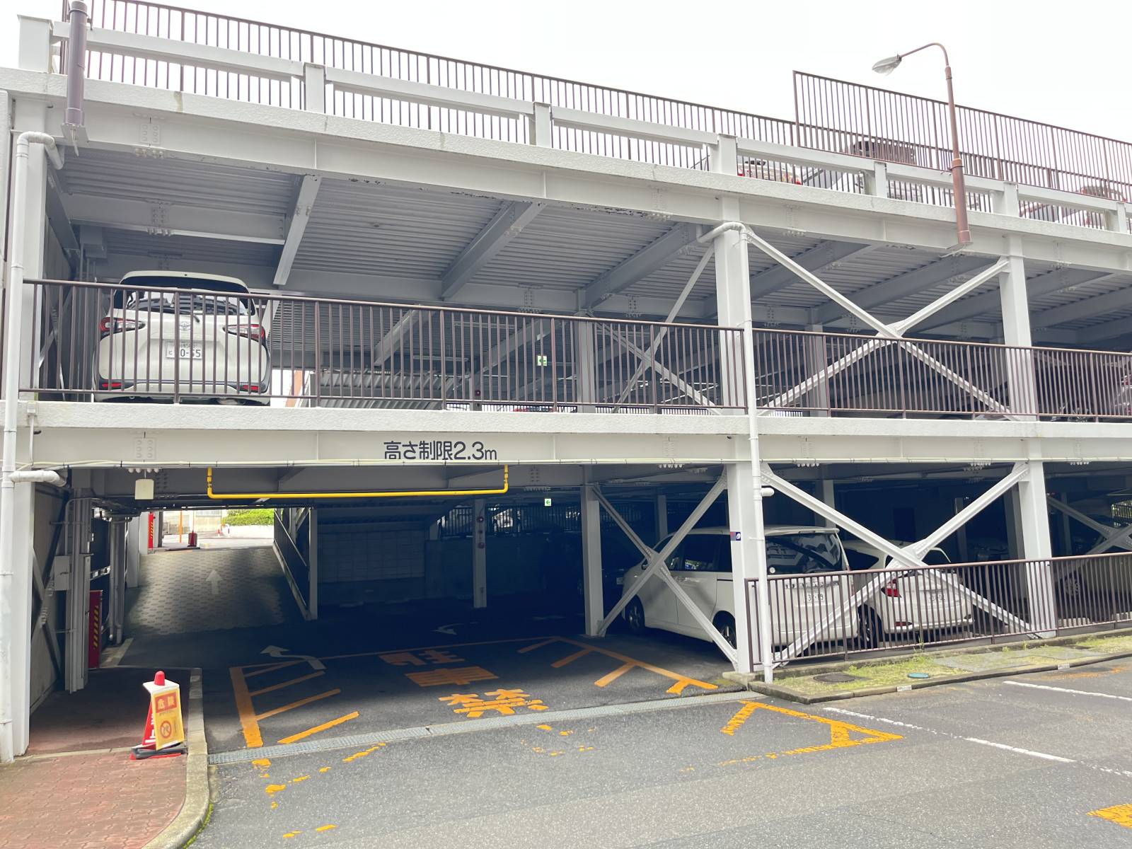 １住戸に１区画の駐車場が確保されていますので、車がある方にも安心です。