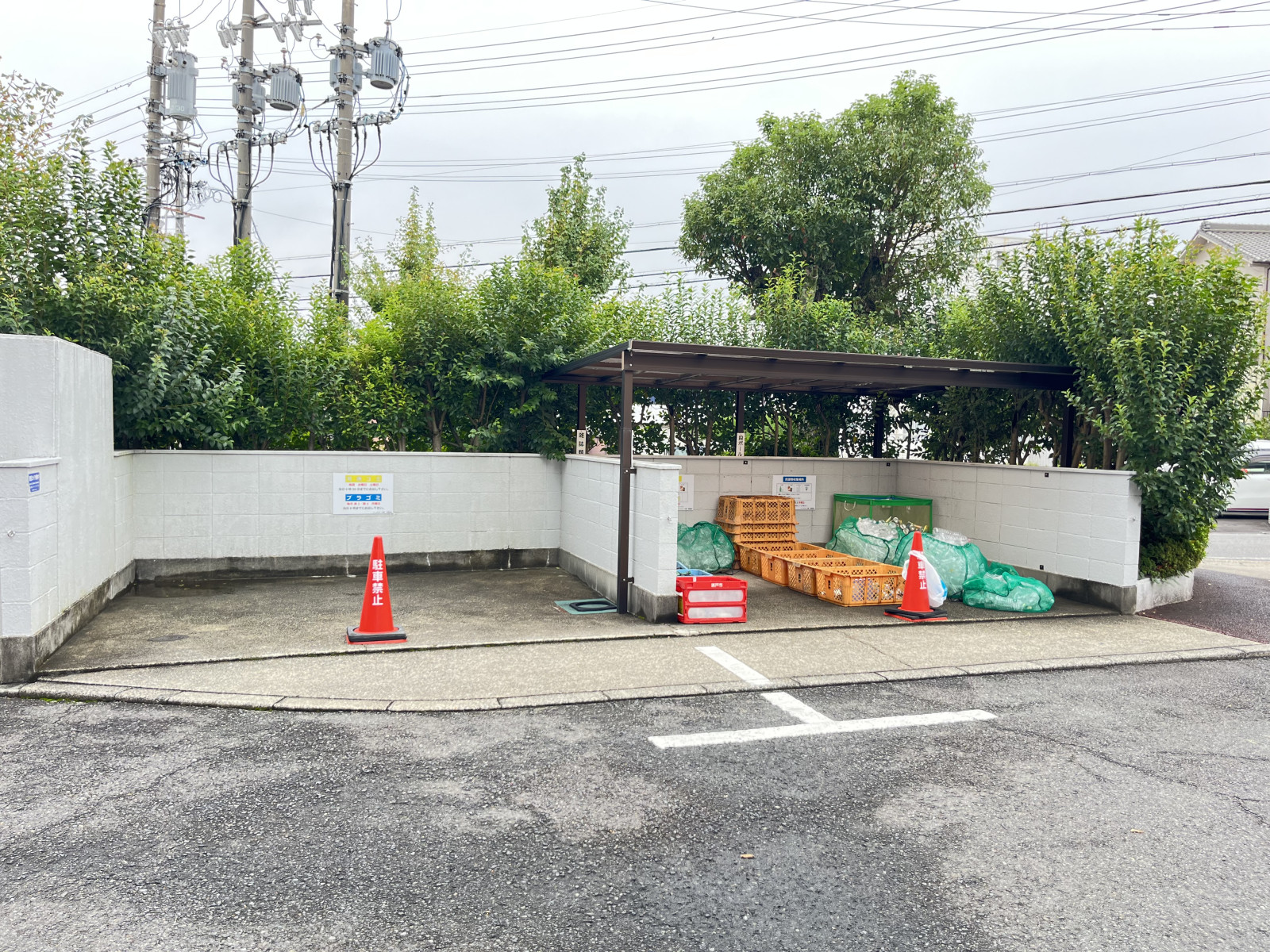 マンションの敷地内にゴミステーションがあります。ごみ捨てが敷地内でできるのは便利ですよ！