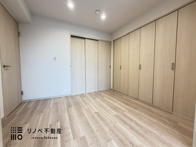 約4.6帖の洋室です。この部屋には収納が2カ所もあります。これだけあれば家具は不要ですね！