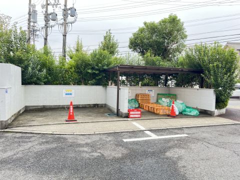 マンションの敷地内にゴミステーションがあります。ごみ捨てが敷地内でできるのは便利ですよ！