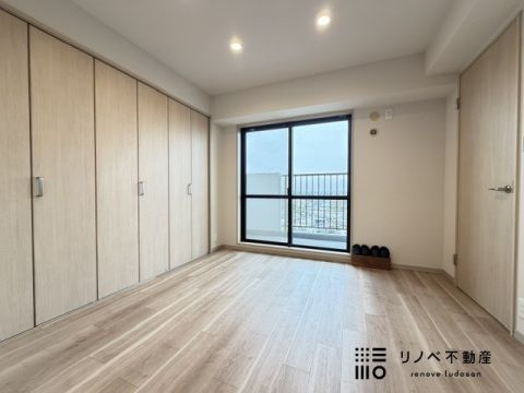 約5.2帖の洋室です。壁一面が収納になっているので、しっかり収納ができますよ！
