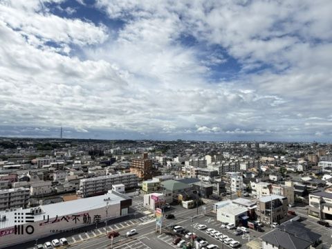 南側のバルコニーには日差しを遮る建物もなく、人の視線も気になりません！夏の花火も見れちゃいます！