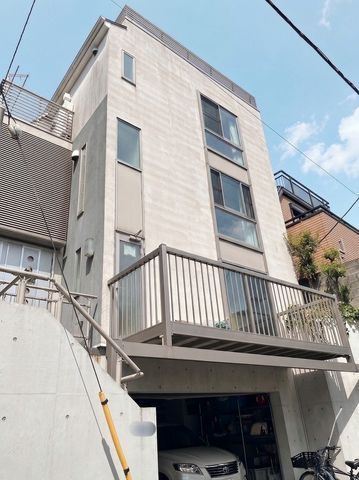 【二世帯住宅可能】地下ガレージ＆屋上テラス付きの3階建て中古戸建
