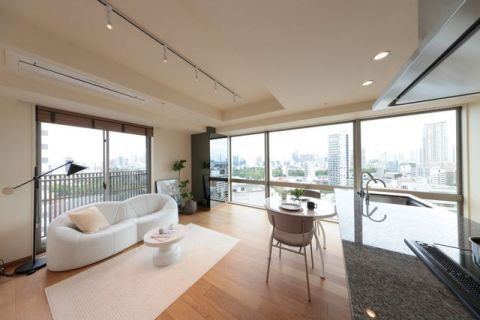 《リビング》15.6帖のリビング・ダイニング。窓側の柱に鏡を設置し、眺望が続くような開放感を演出。