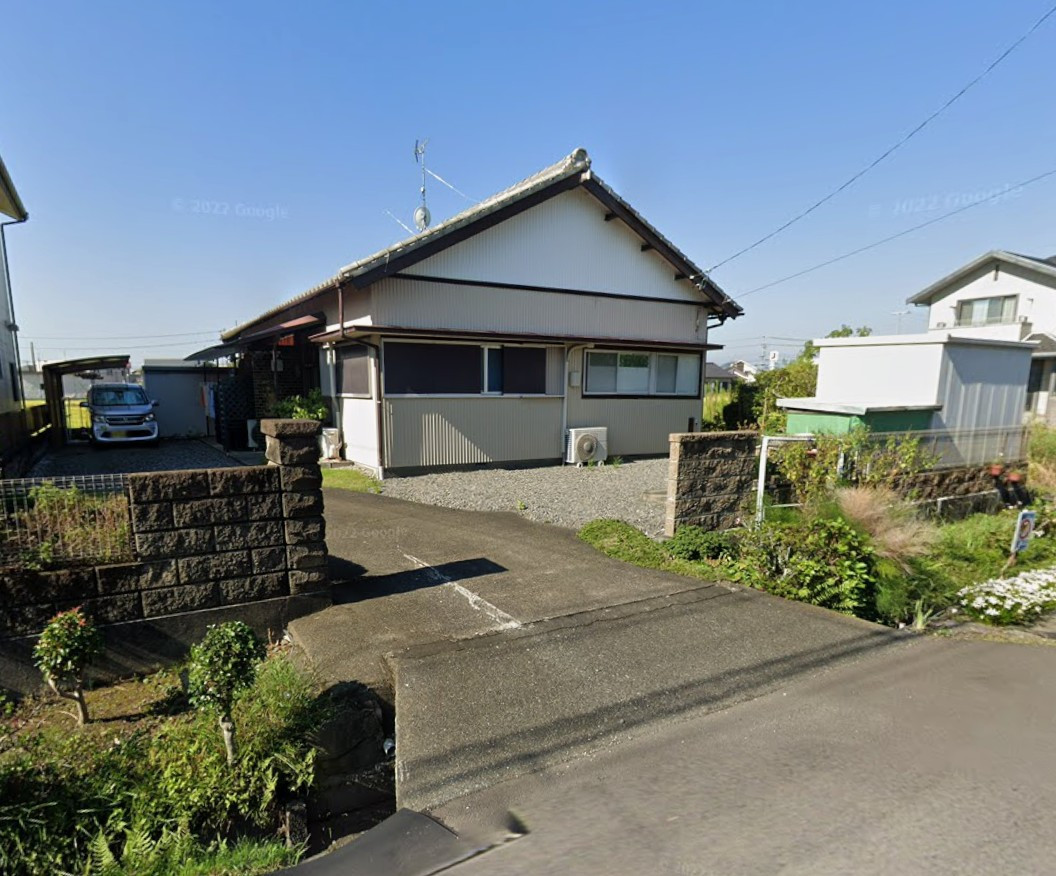 落ち着いた住環境に位置する平屋住宅。前面道路から敷地へのアクセスもスムーズです。