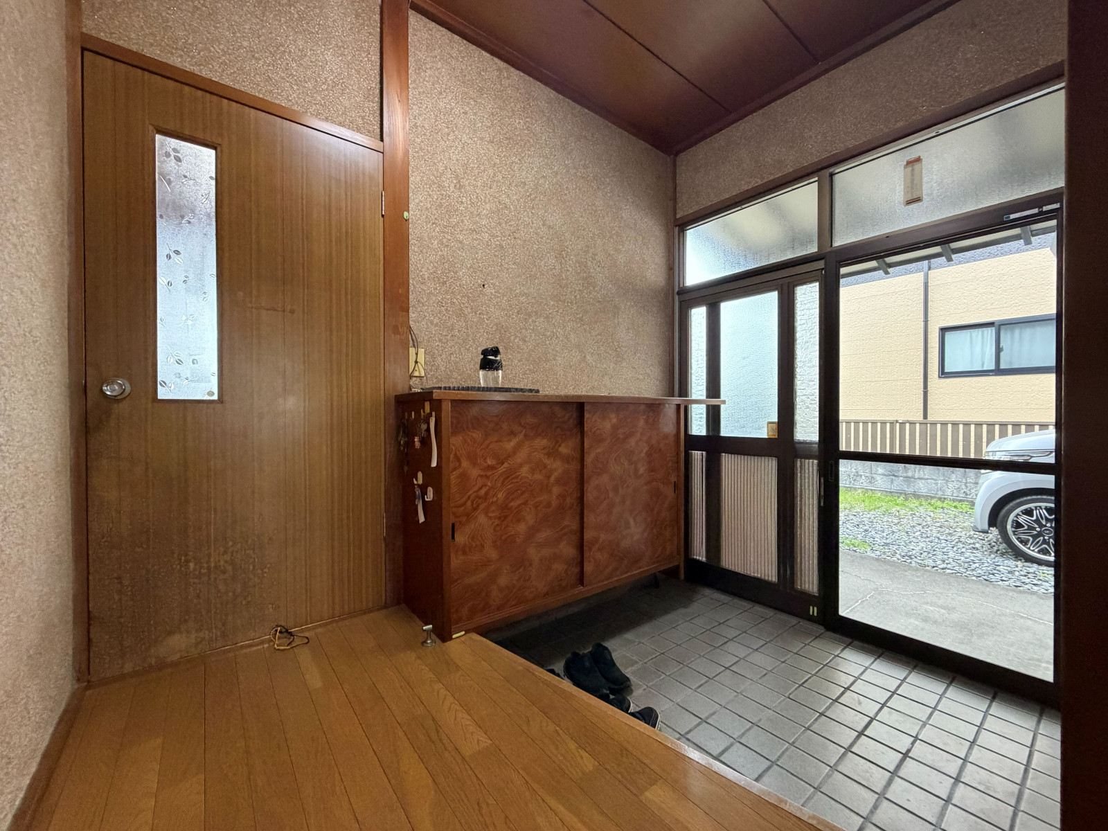 木の温もりと情緒が感じられる落ち着いた雰囲気の玄関です。