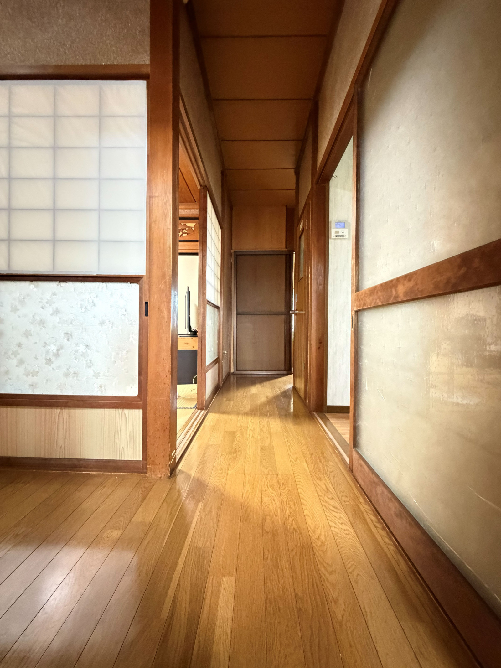 趣のある廊下空間。和モダンな空間へのリノベーションベースとしても魅力的です。