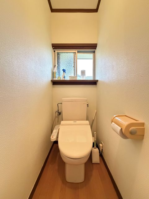 清潔感あふれるトイレです。窓付きで風通しが良く、日々のお手入れも気持ちよく行えます。