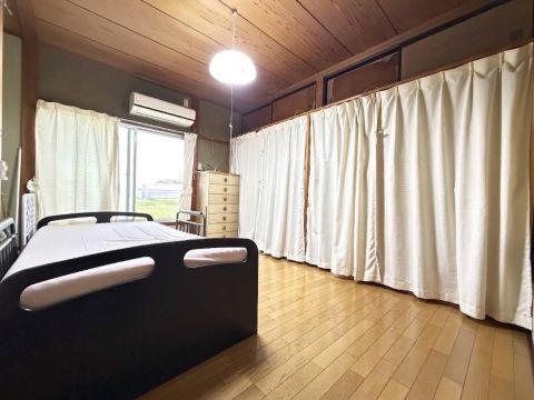 6.5帖洋室。明るい光が差し込む大窓と、壁面収納が魅力の主寝室。