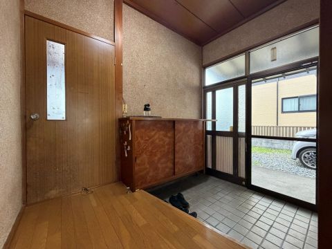 木の温もりと情緒が感じられる落ち着いた雰囲気の玄関です。