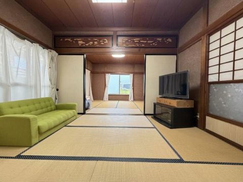 手前が６畳、奥が８畳の広々とした二間続きの和室。伝統的な日本の美しさが息づく和室です。