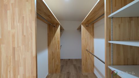 主寝室に隣接する約3.75帖の大型ウォークインクローゼット。衣類から季節家電までたっぷり収納。