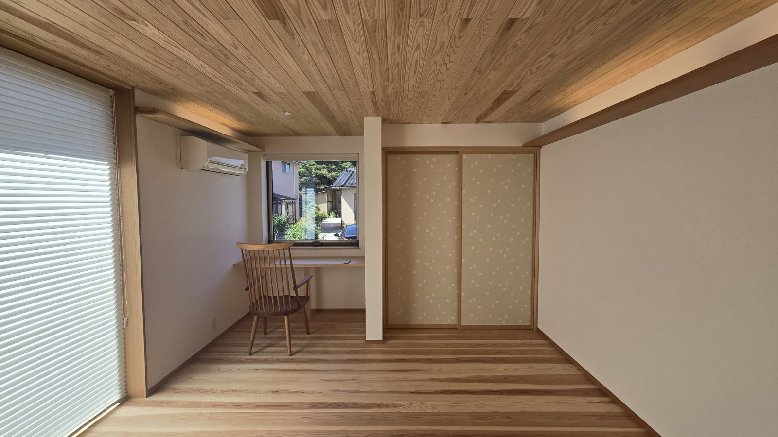 窓辺には備え付けの造作デスクを配置。外の景色を眺めながら作業ができるため、テレワークや読書スペースとして大活躍します。