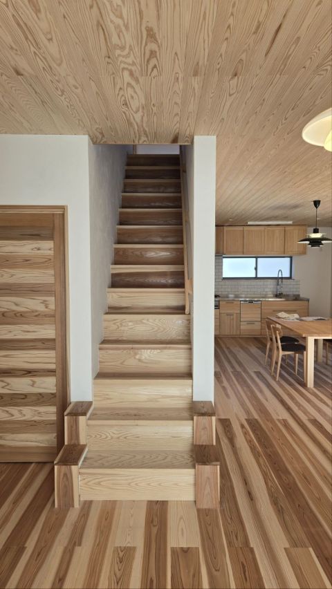 部屋全体が木の温もりに優しく包み込まれた、家族が集まるくつろぎのＬＤＫです。足元から天井まで続く美しい木目と、窓から差し込む穏やかな自然光が調和し、日々の暮らしに寄り添うようなホッと息をつける空間。