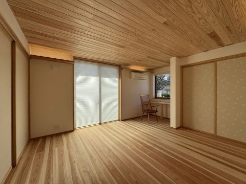 美しい板張りの天井とフローリングに囲まれた、安らぎを感じるお部屋
