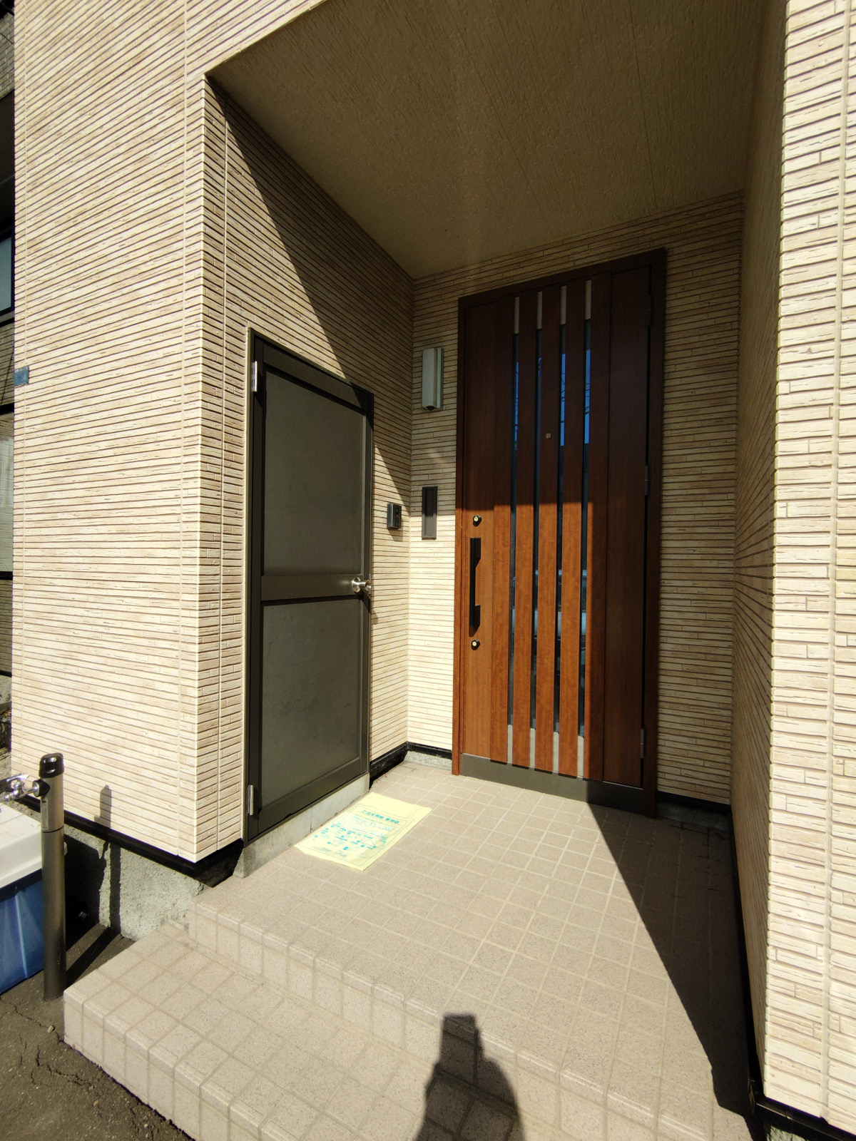 玄関横には物置あり！タイヤ置場にも困りません。