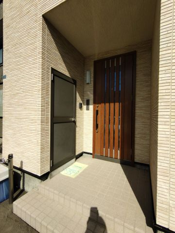 玄関横には物置あり！タイヤ置場にも困りません。