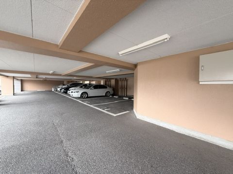 駐車場は屋根付きです