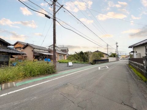 ゆとりある間口約８ｍと前面道路約６ｍの公道により、駐車や陽当たりも良好。