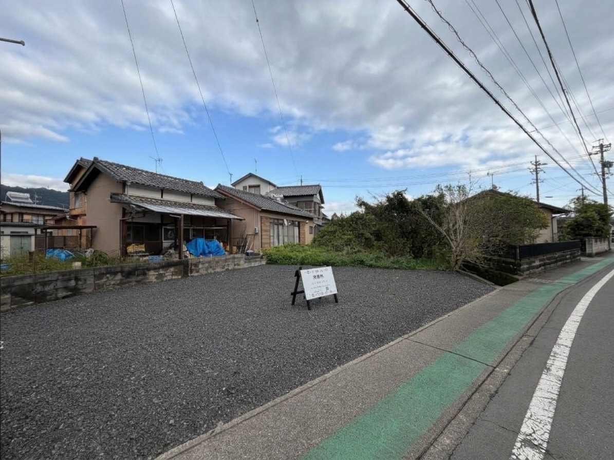 右奥に見える樹木は売主負担にて伐採した状態でお引き渡しいたします。