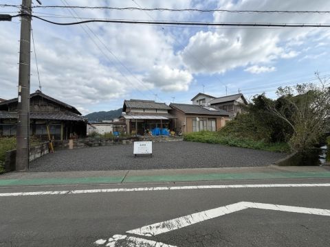 ゆとりある間口約８ｍと前面道路約６ｍの公道により、駐車や陽当たりも良好。