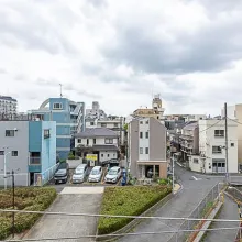 【眺望】前面の建物と距離があるので開放感があります。