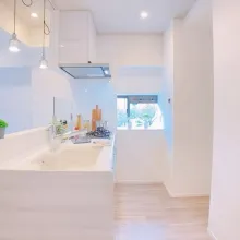 窓から明るい光が入る広々としたキッチンは人気の対面式を採用。毎日のお料理が楽しくなる空間です。