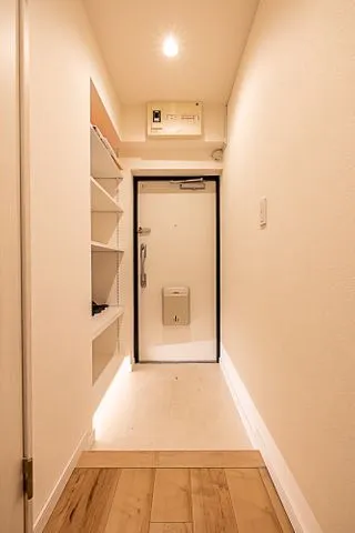 【玄関】収納部分はオープンタイプ、可動棚で自由にレイアウトができます。足元を優しく照らすフットライト