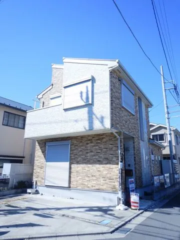 駐車場は2台（車種による）。角地に位置しており、2面接道で駐車などし易くなっています。