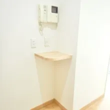 リビングに入るとニッチ収納があります。鍵やちょっとした手荷物を置く事が可能です。