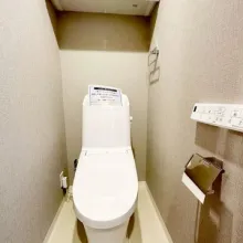 手洗い機能付き、収納棚完備です。ここで手を洗い、タオルで手を拭けば、この空間で完結する事が可能です。