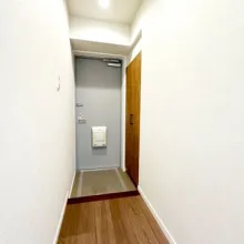 大きなシューズボックス付きの玄関です。人感センサー完備で両手に荷物を持っていても明かりが灯ります。