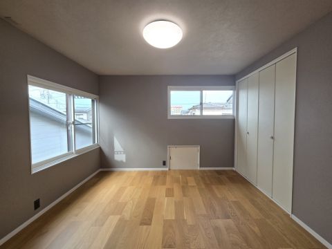 ２階は6帖・7帖・8帖の洋室があり、内窓付き、バリアフリー改修を行っています