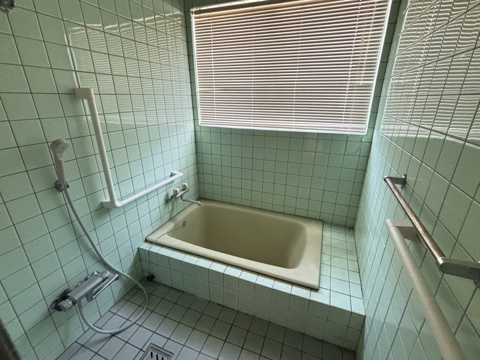 タイル貼りの浴室は目立った汚れもなくきれいです