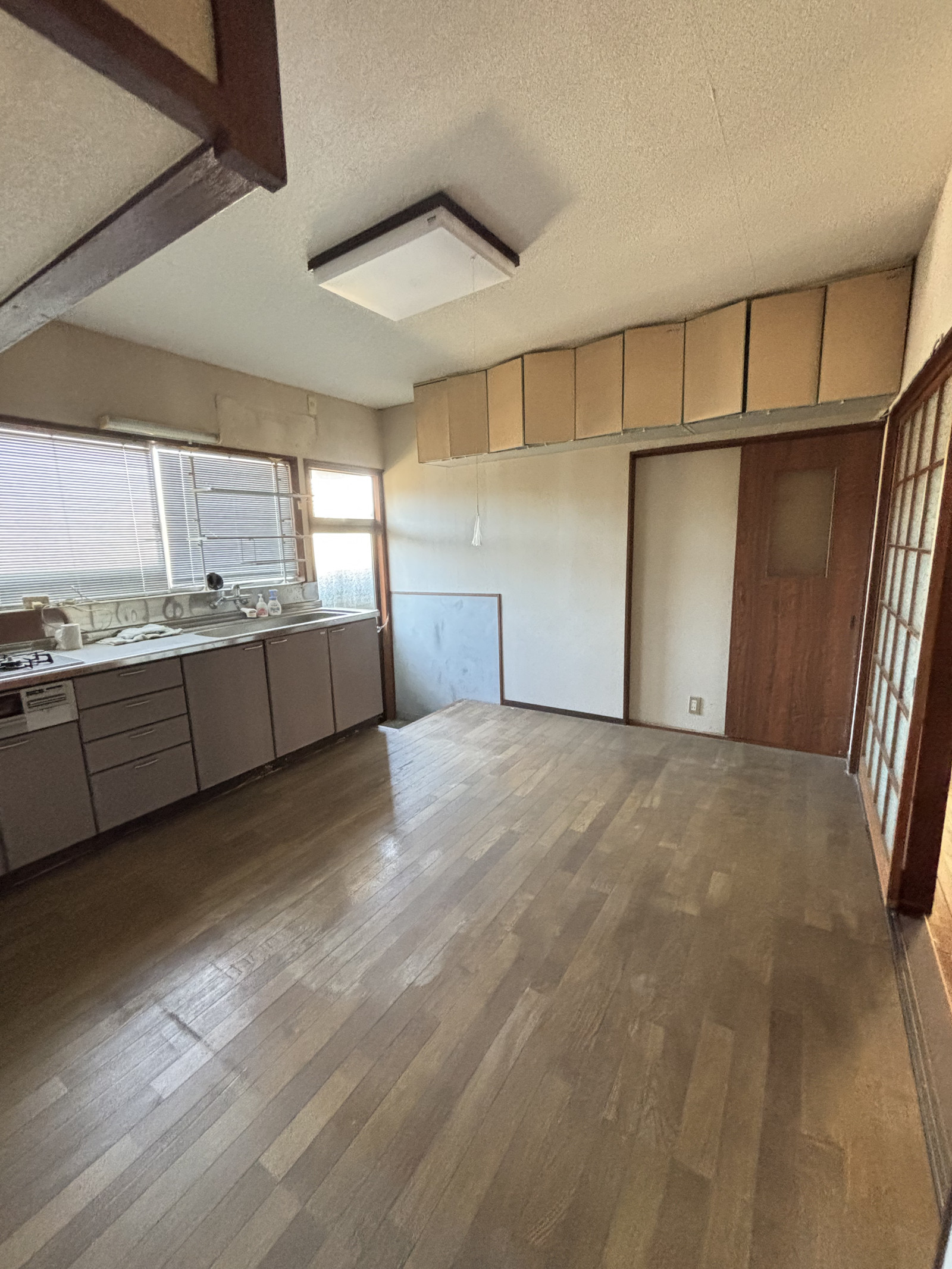 6帖の広さのキッチンダイニングです。勝手口もすぐ横にあり、収納もたっぷりありますので、使い勝手がよいキッチンです