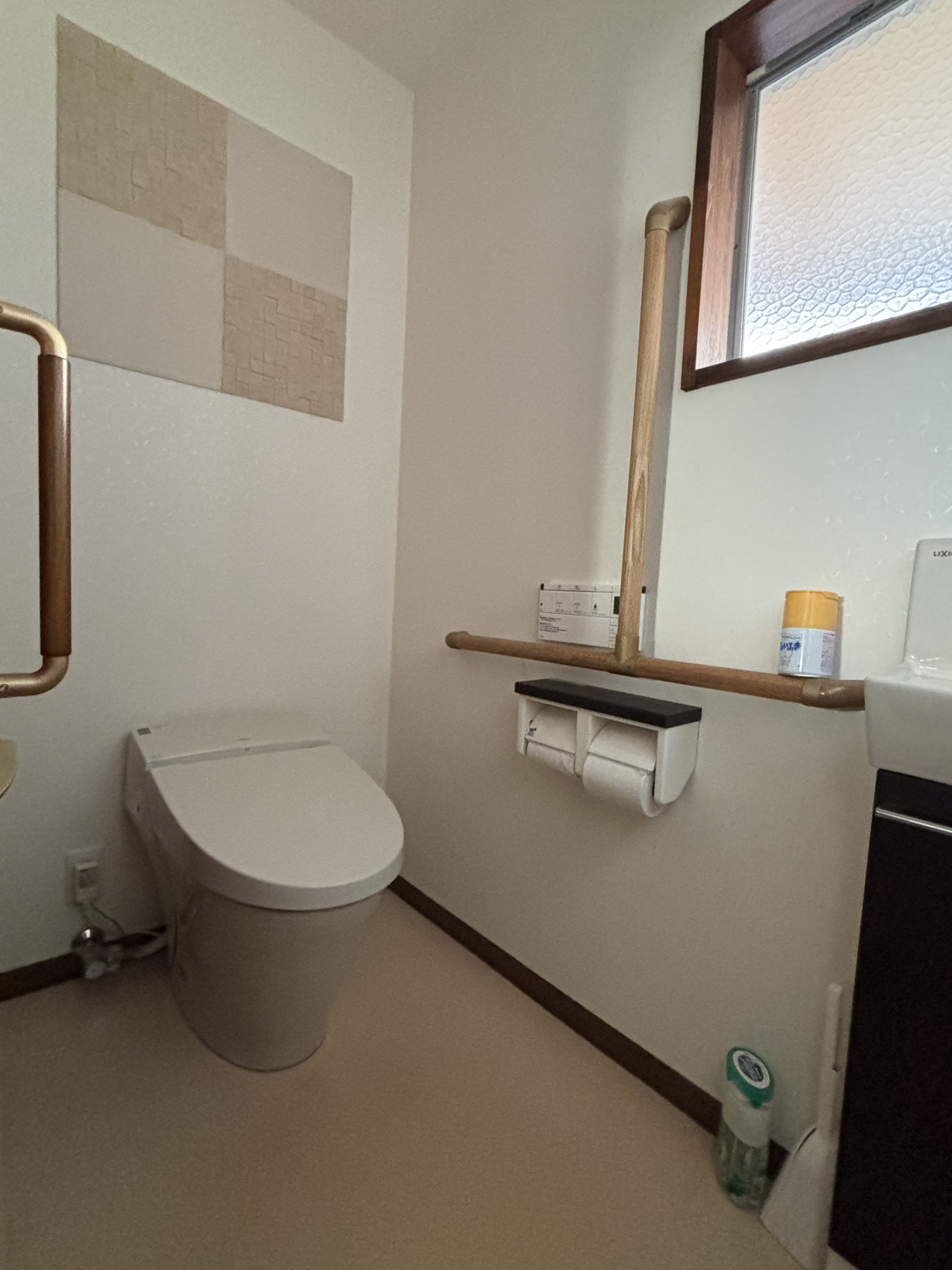 約10年前にリフォームされています。壁にアクセントでエコカラットがつけられていますので、清潔できれいです。