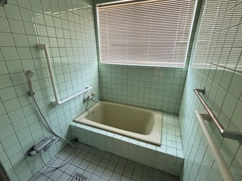 タイル貼りの浴室は目立った汚れもなくきれいです