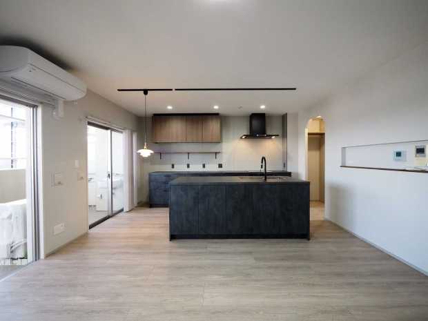 グレー×木目の洗練されたホテルライクな暮らし